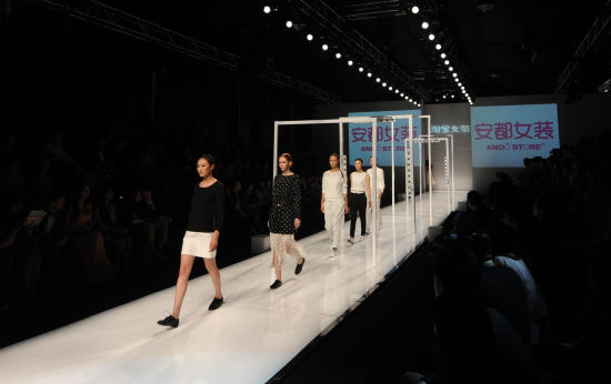 <em>淘宝女装</em>大秀首登上海<em>时装</em>周_时尚_新浪上海
