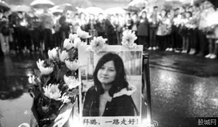 <em>两女</em>记者<em>被</em>铲车撞倒 <em>一</em>记者死亡_新浪上海_新