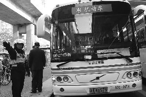 ▲4月12日晨,轨交3号线江湾镇站,短驳车在靠站。早报记者 王辰 图 ▲4月12日晨,轨交3号线江湾镇站,短驳车在靠站。早报记者 王辰 图