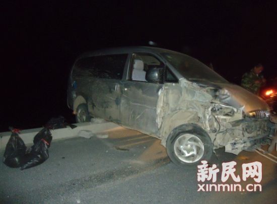 图说:远光灯闪眼酿车祸,面包车被撞后悬于堤上险坠海。边防支队供图 图说:远光灯闪眼酿车祸,面包车被撞后悬于堤上险坠海。边防支队供图