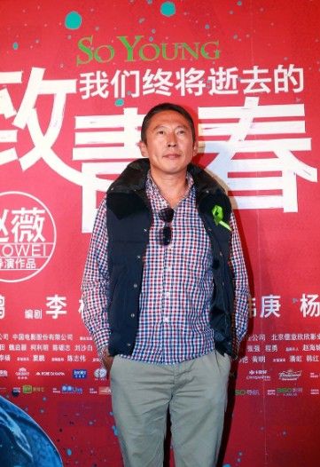 《致青春》首映从简 群星佩戴绿丝带为雅安祈福