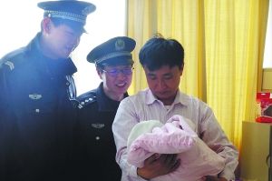 昨天孕妇顺利生产后,地铁工作人员前来探望,抱孩子者为孩子爸爸。 昨天孕妇顺利生产后,地铁工作人员前来探望,抱孩子者为孩子爸爸。