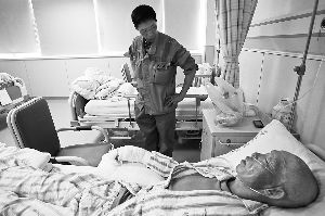 受伤工人住院治疗,手指烧伤。早报记者 高征 图 受伤工人住院治疗,手指烧伤。早报记者 高征 图