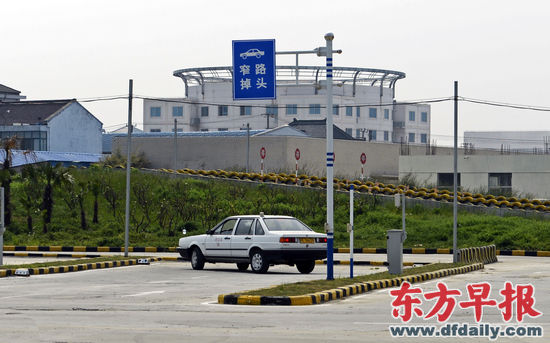 昨天,新增项目窄路掉头正在进行考试。 早报记者 高征 实习生 杨博 图 昨天,新增项目窄路掉头正在进行考试。 早报记者 高征 实习生 杨博 图