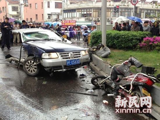 出租车被拦腰撞断,损毁十分严重。新民晚报·新民网 金旻矣 摄 出租车被拦腰撞断,损毁十分严重。新民晚报·新民网 金旻矣 摄