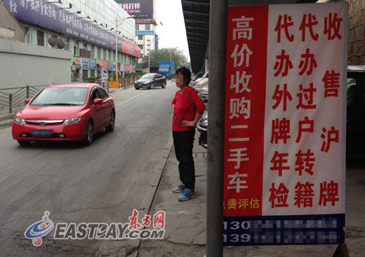 百联二手车市场外,经销商门前冷冷清清。 百联二手车市场外,经销商门前冷冷清清。