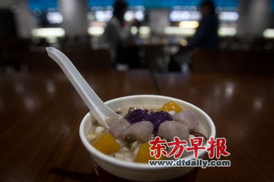 昨日,上海一家台湾甜品店所出售的粉圆,这种粉圆通常被商家和顾客称为芋圆。据这家甜品店店员称,他们销售的粉圆的原材料来自大陆,并非台湾。早报记者 杨深来 图 昨日,上海一家台湾甜品店所出售的粉圆,这种粉圆通常被商家和顾客称为芋圆。据这家甜品店店员称,他们销售的粉圆的原材料来自大陆,并非台湾。早报记者 杨深来 图