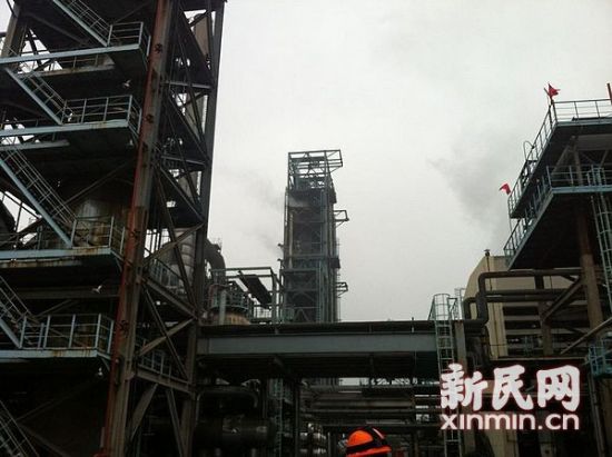 起火的“方塔”。 新民网记者 胡彦珣 现场回传 起火的“方塔”。 新民网记者 胡彦珣 现场回传