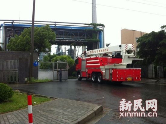 高桥石化消防支队出动消防车。新民网记者 萧君玮 现场回传 高桥石化消防支队出动消防车。新民网记者 萧君玮 现场回传