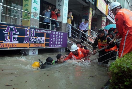 南方暴雨致33死(图)