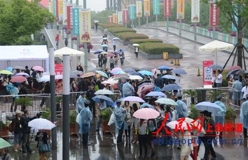 尽管申城飘雨,人们的热情依旧不减 尽管申城飘雨,人们的热情依旧不减