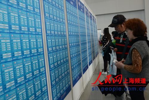 “寻缘墙”前,挤满了父母们的身影 “寻缘墙”前,挤满了父母们的身影