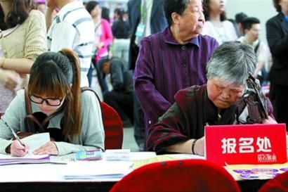 相亲会现场,一名女青年和一名家长正在填写报名表。 蒋迪雯 摄 相亲会现场,一名女青年和一名家长正在填写报名表。 蒋迪雯 摄