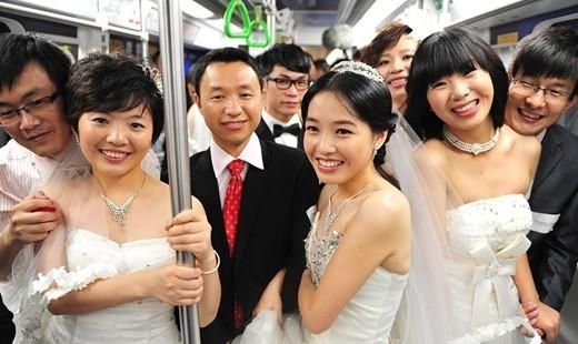 百合网深圳地铁集体婚礼 520表白日找到幸福