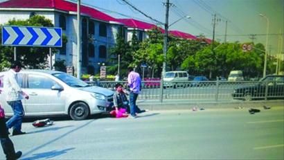 □转眼间,男子被撞倒,司机立即电话报了警。 /市民供图 □转眼间,男子被撞倒,司机立即电话报了警。 /市民供图