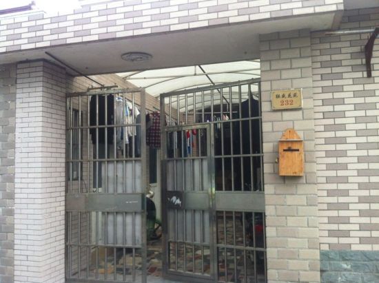 事发的联盛花苑232号居民楼门口。新民网 胡彦珣 摄 事发的联盛花苑232号居民楼门口。新民网 胡彦珣 摄