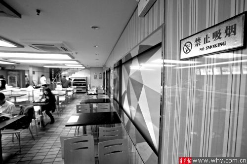 新记营养快餐店内的禁烟标识不规范,少了监管部门的电话。 本报记者 丁嘉 摄 新记营养快餐店内的禁烟标识不规范,少了监管部门的电话。 本报记者 丁嘉 摄