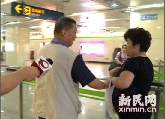 图说:稽查人员(左)30分钟发现12名逃票者(右)。新民网 田小冬 摄 图说:稽查人员(左)30分钟发现12名逃票者(右)。新民网 田小冬 摄