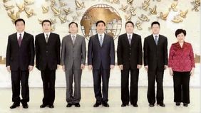 图为新一届市总领导班子成员洪浩(左四)、肖堃涛(左五)、茆荣华(左三)、周志军(左六)、侯继军(左二)、何惠娟(左七)、杨永平(左一)亮相。 图为新一届市总领导班子成员洪浩(左四)、肖堃涛(左五)、茆荣华(左三)、周志军(左六)、侯继军(左二)、何惠娟(左七)、杨永平(左一)亮相。