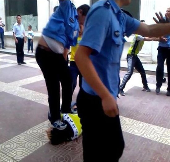 男子头部被猛跺 男子头部被猛跺