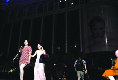 □停电后,新世界内一片漆黑。 晨报记者 肖允 □停电后,新世界内一片漆黑。 晨报记者 肖允