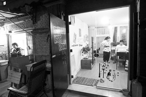 夜色中,静安别墅里的商铺。 图/东方IC 夜色中,静安别墅里的商铺。 图/东方IC