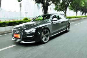 奥迪RS 5采用双门设计,且低矮的车身使其更具战斗格。 奥迪RS 5采用双门设计,且低矮的车身使其更具战斗格。