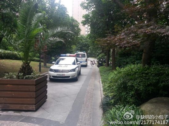 图说:事发后,警方在地库周围拉起了警戒线。来源:新浪微博网友(请私信“新民晚报新民网”以奉稿酬) 图说:事发后,警方在地库周围拉起了警戒线。来源:新浪微博网友(请私信“新民晚报新民网”以奉稿酬)