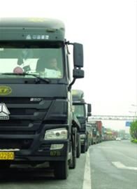 国权北路上有大量集卡等候进场拉货/晨报记者 罗剑华 国权北路上有大量集卡等候进场拉货/晨报记者 罗剑华