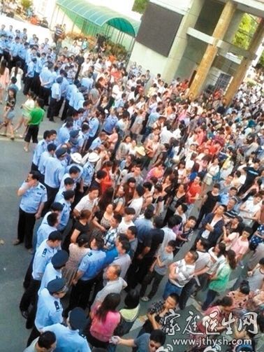 高考生围堵监考老师称不让作弊