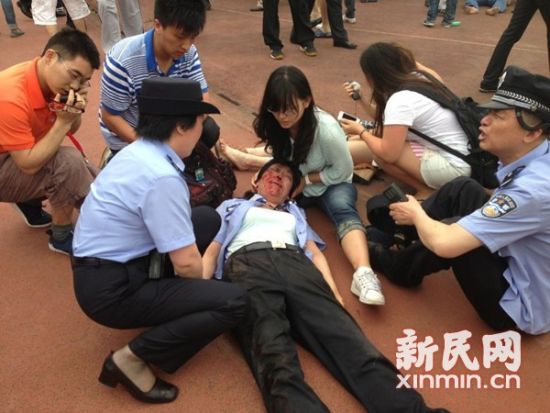 受伤警察。新民网陈炅玮 摄 受伤警察。新民网陈炅玮 摄