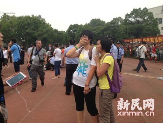 现场一片混乱,民警在维护现场秩序。新民网 记者 陈炅玮 现场回传 现场一片混乱,民警在维护现场秩序。新民网 记者 陈炅玮 现场回传