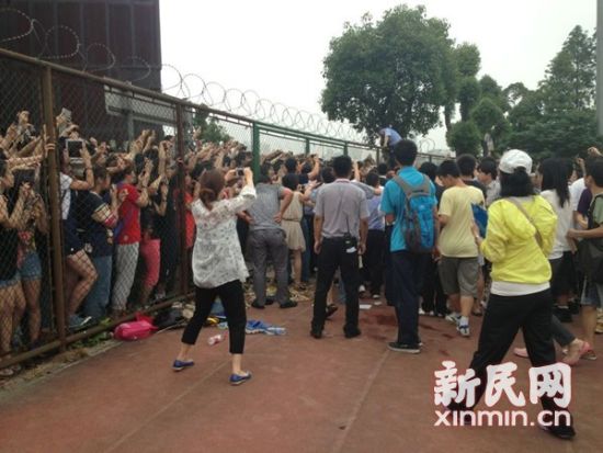 现场一片混乱,民警在维护现场秩序。新民网 记者 陈炅玮 现场回传 现场一片混乱,民警在维护现场秩序。新民网 记者 陈炅玮 现场回传