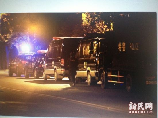 事发现场看到的特警车队。 新民网记者 萧君玮 现场回传 事发现场看到的特警车队。 新民网记者 萧君玮 现场回传