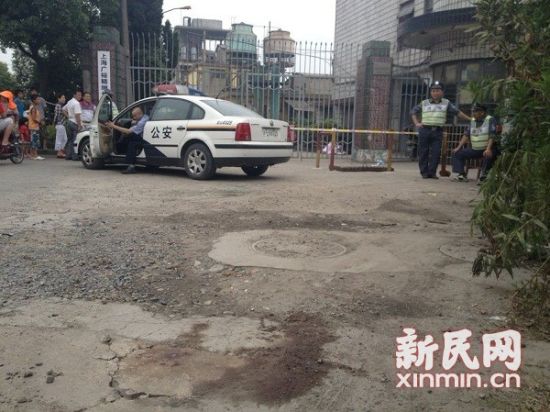 事发工厂附近地上仍有血迹。新民网 李若楠 现场回传 事发工厂附近地上仍有血迹。新民网 李若楠 现场回传