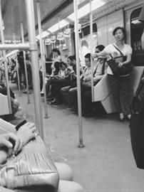□6月18日,前一天目击陈阿姨(图中站在门边的女士)捡碎瓜整个过程的网友发了表扬微博。 /胡晓俐 □6月18日,前一天目击陈阿姨(图中站在门边的女士)捡碎瓜整个过程的网友发了表扬微博。 /胡晓俐