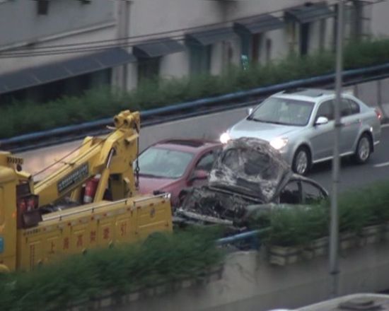 大火迅速将整车吞噬烧毁。来源:读者供图 大火迅速将整车吞噬烧毁。来源:读者供图