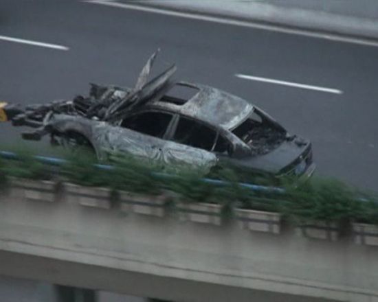 整辆车就被烧得只剩下一个铁壳。来源:读者供图 整辆车就被烧得只剩下一个铁壳。来源:读者供图
