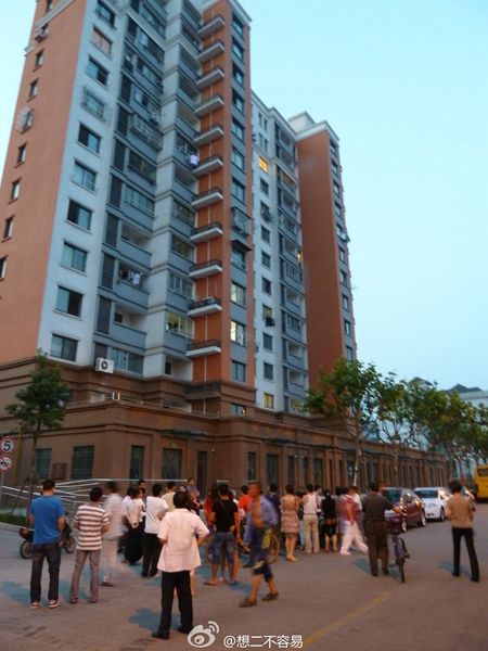 昨晚浦东2名女童不幸从13楼坠楼身亡。来源:新浪微博网友 昨晚浦东2名女童不幸从13楼坠楼身亡。来源:新浪微博网友