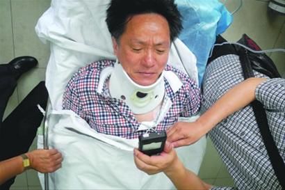 □由于救人经过和杭州“最美妈妈”吴菊萍接住从10楼坠下的2岁女孩相似,王建忠昨也被人亲切地唤作“最帅爷叔”。但他人的相助并不能掩盖家长的失职,更何况,不是每个孩子都能遇上“最帅爷叔”。 /晨报记者 肖允 □由于救人经过和杭州“最美妈妈”吴菊萍接住从10楼坠下的2岁女孩相似,王建忠昨也被人亲切地唤作“最帅爷叔”。但他人的相助并不能掩盖家长的失职,更何况,不是每个孩子都能遇上“最帅爷叔”。 /晨报记者 肖允