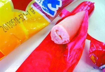 火腿肠中段有一根疑似“蠕虫”的异物 火腿肠中段有一根疑似“蠕虫”的异物