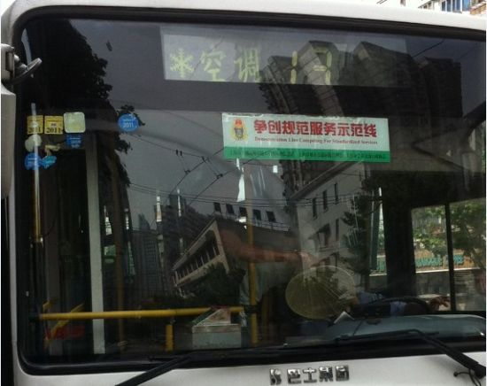 事发的13路公交车。 事发的13路公交车。