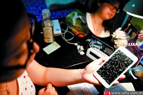 苏小姐的HTC手机在充电过夜后,屏幕爆裂。本报记者 丁嘉 摄 苏小姐的HTC手机在充电过夜后,屏幕爆裂。本报记者 丁嘉 摄