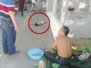 6岁<em>女童</em>裸身乞讨 不劳而获的快感令多少人迷失