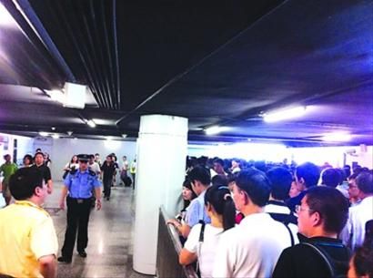 □昨晨轨交曹杨路站换乘通道内,11号线换乘3、4号线方向人潮拥挤,反方向却很通畅。/读者供图 □昨晨轨交曹杨路站换乘通道内,11号线换乘3、4号线方向人潮拥挤,反方向却很通畅。/读者供图
