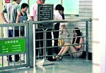 □年轻女乘客逃票后不肯受罚,与轨交人员“对峙”。 /晨报记者 陈征 □年轻女乘客逃票后不肯受罚,与轨交人员“对峙”。 /晨报记者 陈征