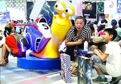 COSPLAY引来不少人围观 COSPLAY引来不少人围观