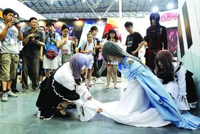COSPLAY引来不少人围观 COSPLAY引来不少人围观