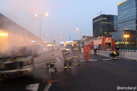 内环高架近内圈宛平南路下匝道附近,发生一起面包车自燃事故。来源:新浪微博网友 内环高架近内圈宛平南路下匝道附近,发生一起面包车自燃事故。来源:新浪微博网友