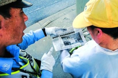 □周家嘴路黄兴路路口,交警让乱穿马路者现场读晨报。 /晨报记者 肖允 □周家嘴路黄兴路路口,交警让乱穿马路者现场读晨报。 /晨报记者 肖允
